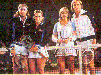 Quand le tennis devient une affaire de couple. De gauche à droite : Bjorn BORG, son épouse Marianna Simoonescu et Chris Evert avec son mari l'anglais John Lloyd. 