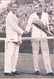 1927 : Henri Lacoste (à gauche) affronte Bill Tilden (à droite)