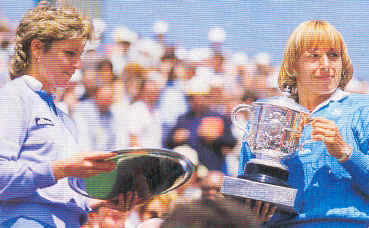 Navratilova et Evert : amie et adversaire (ici lors de la remise des prix à Roland Garros en 1984)
