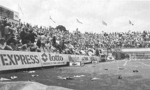 L'histoire du tennis est riche en anecdotes...ici, lors du Roland Garros 1980, la colre du public